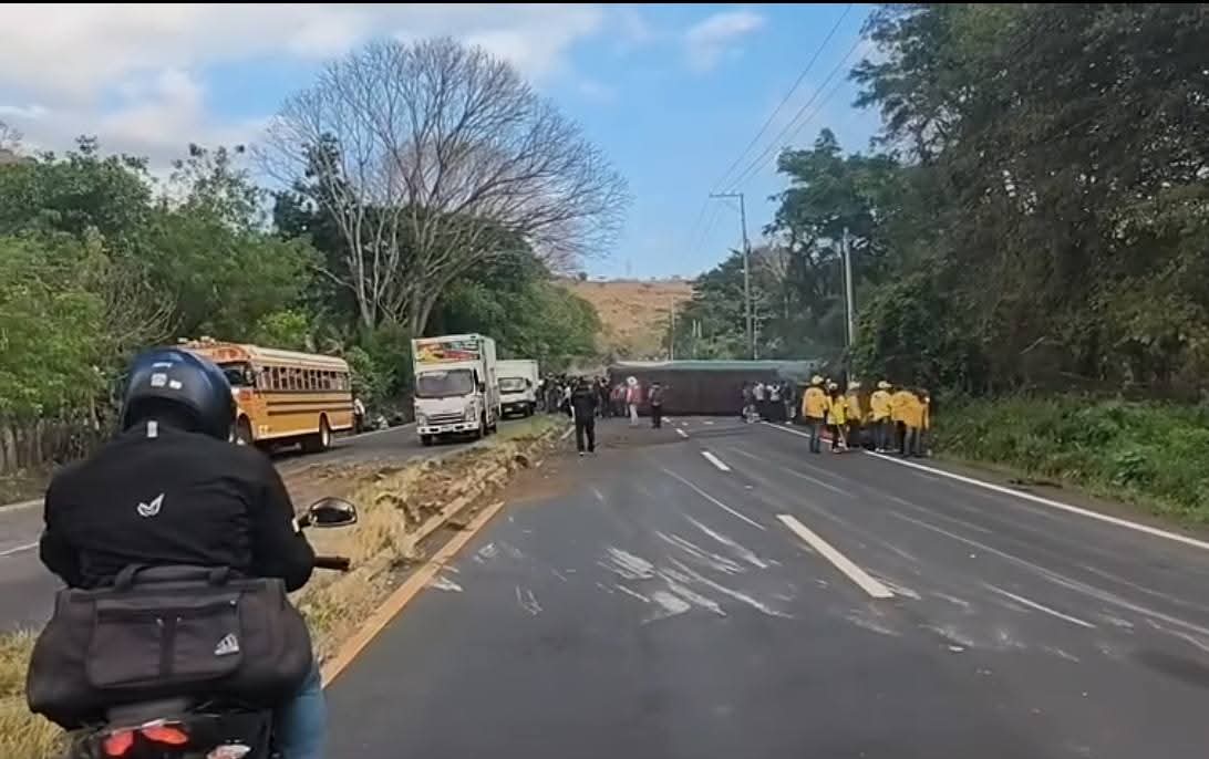 tiempo_gt's tweet image. #ÚltimaHora  #Barberena, #SantaRosa Accidente de tránsito se registró en el kilómetro 40 de la ruta hacia El Salvador, donde una unidad de transporte colectivo que viajaba hacia la capital, estuvo involucrada en un aparatoso percance que dejó a varias personas lesionadas.