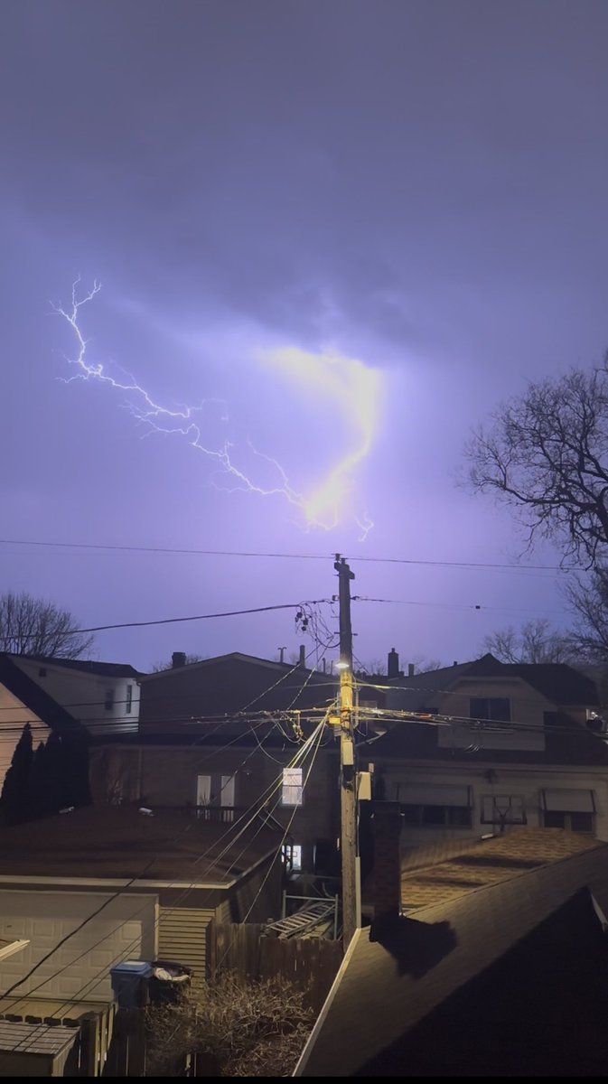 kev_weather's tweet photo. Absolutely stunning lightning show last night in Chicago! Gotta be in my top 5 of all time, got many nice pics. #ilwx #chicagowx #chicago @WGNNews https://t.co/r0sV5hmKlr