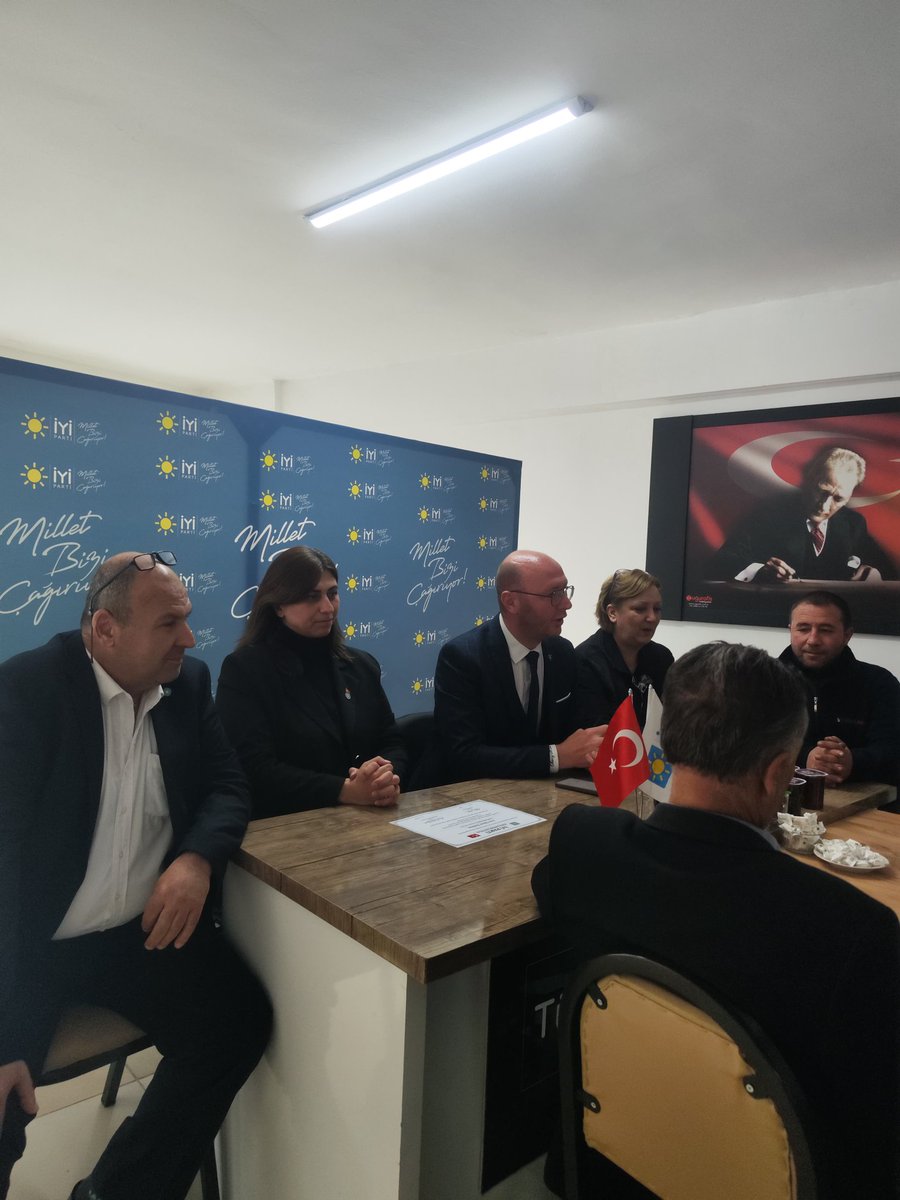 Bugün gerçekleştirdiğimiz halk toplantımızda, Kavaklı Belde Başkanlığı’na atanan Sayın Şener Tüzüner’e yetki belgesini takdim ettik. Görevin Kavaklı beldemize ve partimize hayırlı olmasını diler, Sayın Tüzüner’e yeni görevinde başarılar dileriz.