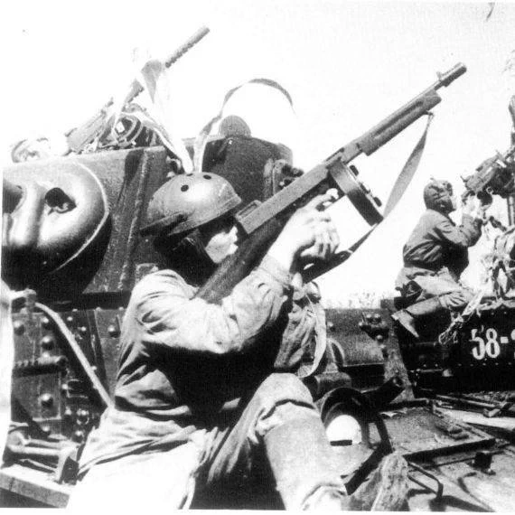 Tank_Archives's tweet image. Soviet trials of Lend Lease Thompson and Reising SMGs were carried out #OTD in 1942. The guns misfired often due to low quality of ammunition. If undamaged ammunition was selected, then the Thompson only misfired occasionally. #guns #history #WW2 #WWII