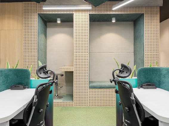 dhkdesigns_'s tweet image. Isnt this what a modern workspace should look like?

We left the traditional open office behind to craft a futuristic space that reflects the brand’s identity.

Bringing together geometric and natural elements to shape an environment built for focus and flow.

#workspace