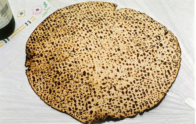 DrorBarNir's tweet photo. פסח מתקרב. אנחנו לרוב מדגישים בפסח את ההבדל בין החמץ, אותו אנחנו אוכלים בשגרה, לבין המצה - שנאכלת בעיקר בפסח.
בשניהם מתחילים עם אותם חומרי גלם - קמח חיטה (או דגנים אחרים) ומים, אבל במצה אנחנו מקצרים לעד 18 דקות את הזמן שבו התערובת צריכה להגיע לתנור. https://t.co/OdB7YOaqvv