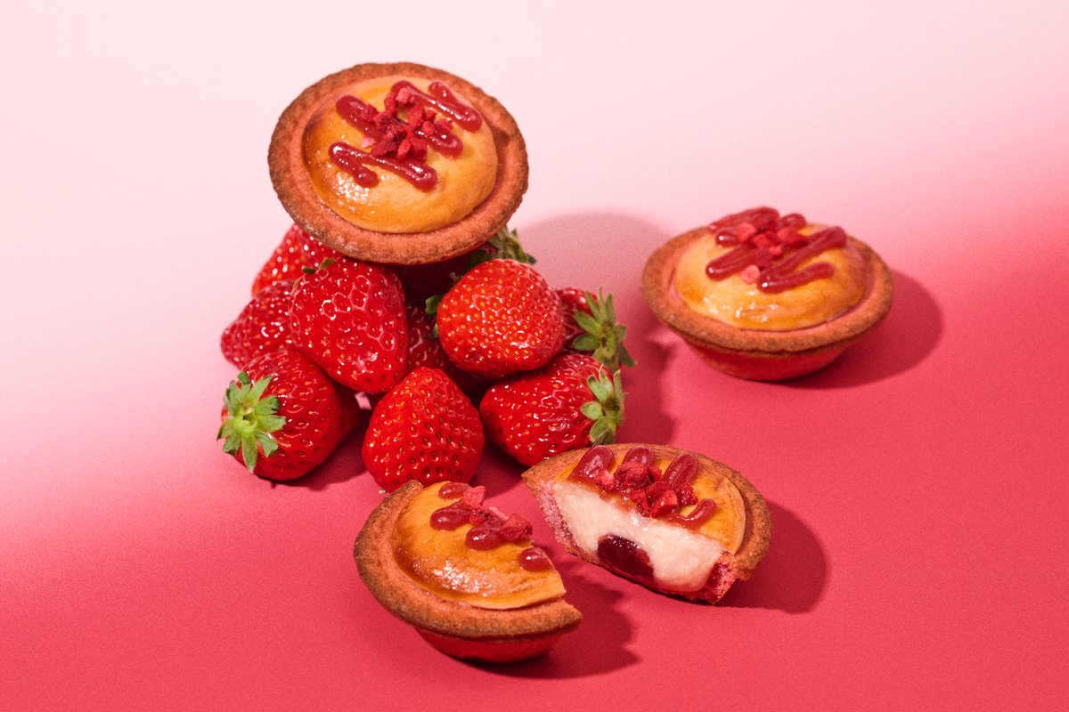 bakecheesetart's tweet photo. 🍓 ⋱ ⋰🍓⋱ ⋰ 🍓⋱ ⋰🍓

🍓🍓🍓4.1 START🍓🍓🍓
 焼きたてタルト濃苺チーズ

🍓 ⋱ ⋰🍓⋱ ⋰ 🍓⋱ ⋰🍓

もっと濃く、もっと苺🍓
ひとくちで、記憶に残る。
甘酸っぱいご褒美で、春を味わうひととき🧺🌷
 “濃苺”にときめく春🍓

🔗https://t.co/RM2viN64aS

#bakecheesetart #ベイクチーズタルト
#苺スイーツ #お土産
#スイーツ情報