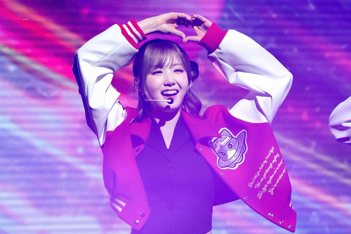 𝒕𝒓𝒊𝒂𝒏𝒈𝒍𝒆🩵🩷 tweet media