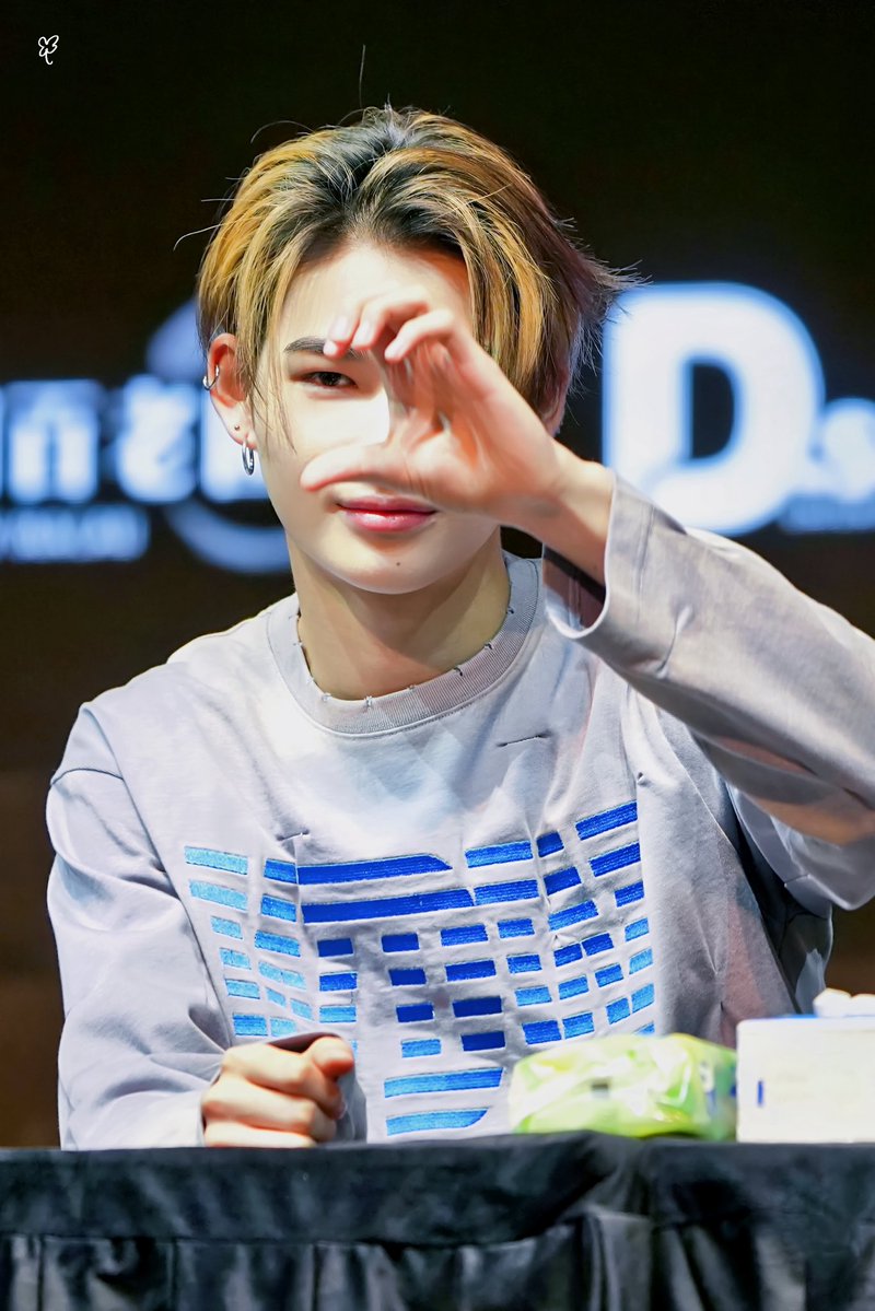 —..— tweet media