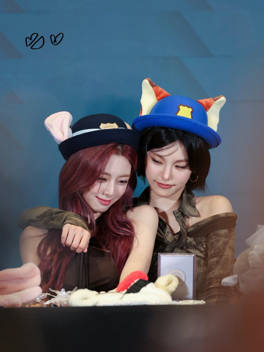 PIGGY KITTY • YEJI tweet media