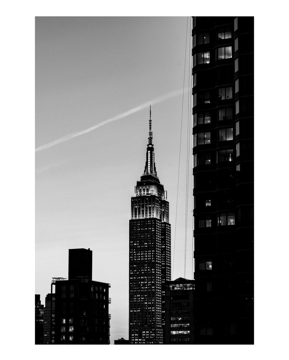 EmpireStateBldg's tweet photo. Above it all.

📷: ny_ceeee/IG https://t.co/h7jOX72LJY