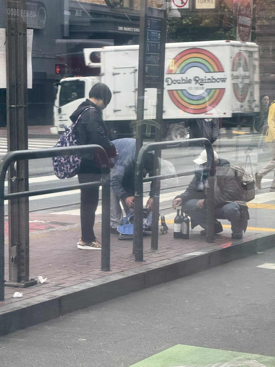 dbofsf's tweet photo. Drug addicts exchange stolen wine with the group of illegal vendors that sell banned cigarettes @SFPD @SFPDTenderloin @SF311 happening now at 7th and Market https://t.co/uwjPqJ5fQr