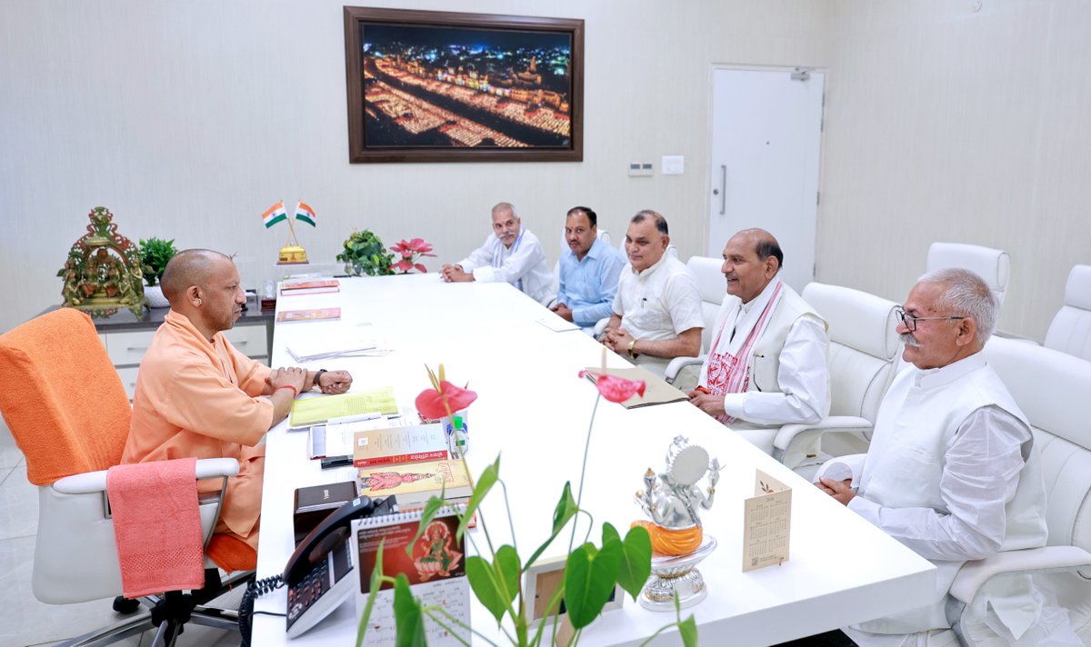 myogioffice's tweet photo. मुख्यमंत्री श्री @myogiadityanath जी महाराज से आज लखनऊ में गोरखपुर के श्री रणजीत सिंह जी, श्री बिजेन्द्र सिंह जी, श्री अशोक सिंह जी, श्री बृज बिहार सिंह जी एवं श्री दुर्गा प्रसाद सिंह जी ने शिष्टाचार भेंट की। https://t.co/3z30fmbfxa