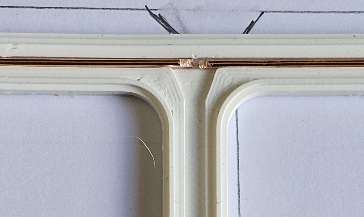 framboise314's tweet image. Pas de place pour l’à-peu-près en RF ! 📡🛠️ Je refais le réflecteur de ma Moxon 868MHz (Constantine) : 1mm d'erreur, c'est trop pour la symétrie du lobe. Fil 1,7mm ajusté au boîtier PETG. Bientôt le NanoVNA avant de sortir la colle T-9000. #Meshtastic #LoRa #Maker #Antenna #DIY