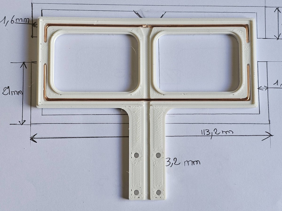 framboise314's tweet image. Pas de place pour l’à-peu-près en RF ! 📡🛠️ Je refais le réflecteur de ma Moxon 868MHz (Constantine) : 1mm d'erreur, c'est trop pour la symétrie du lobe. Fil 1,7mm ajusté au boîtier PETG. Bientôt le NanoVNA avant de sortir la colle T-9000. #Meshtastic #LoRa #Maker #Antenna #DIY