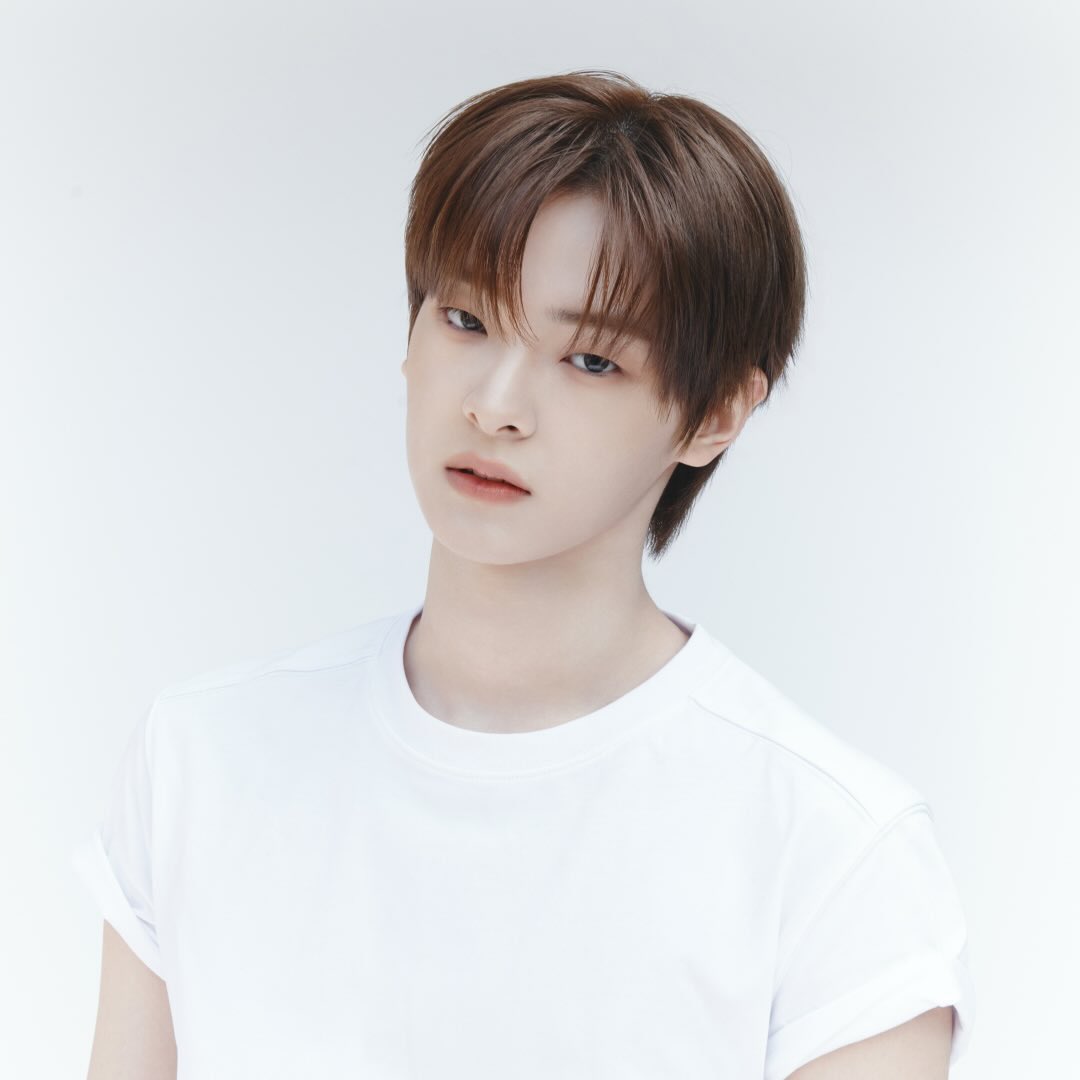 oeanxc's tweet photo. 아~무리 봐도 데뷔 프로필 사진 맞죠? https://t.co/TiwV5rEzVc