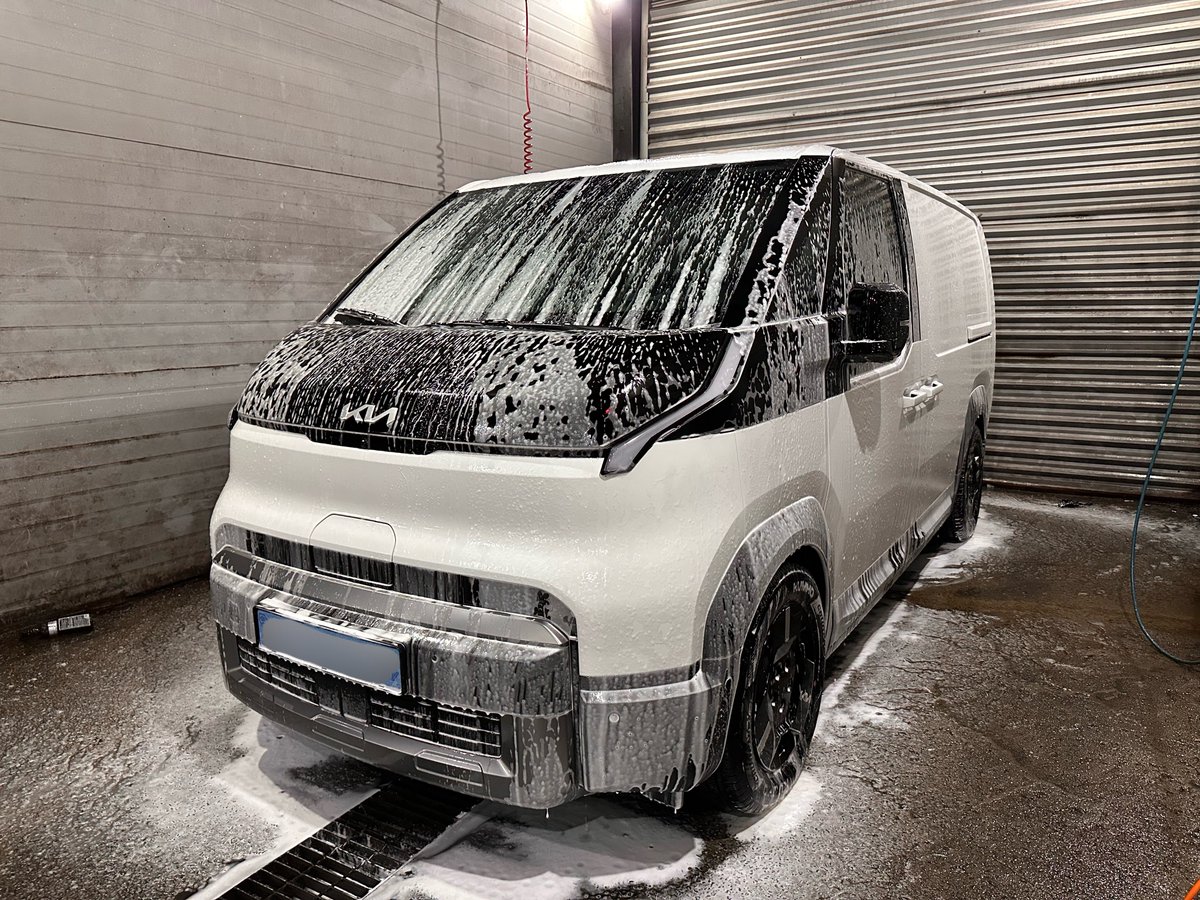 RUNC0USTlC tweet media