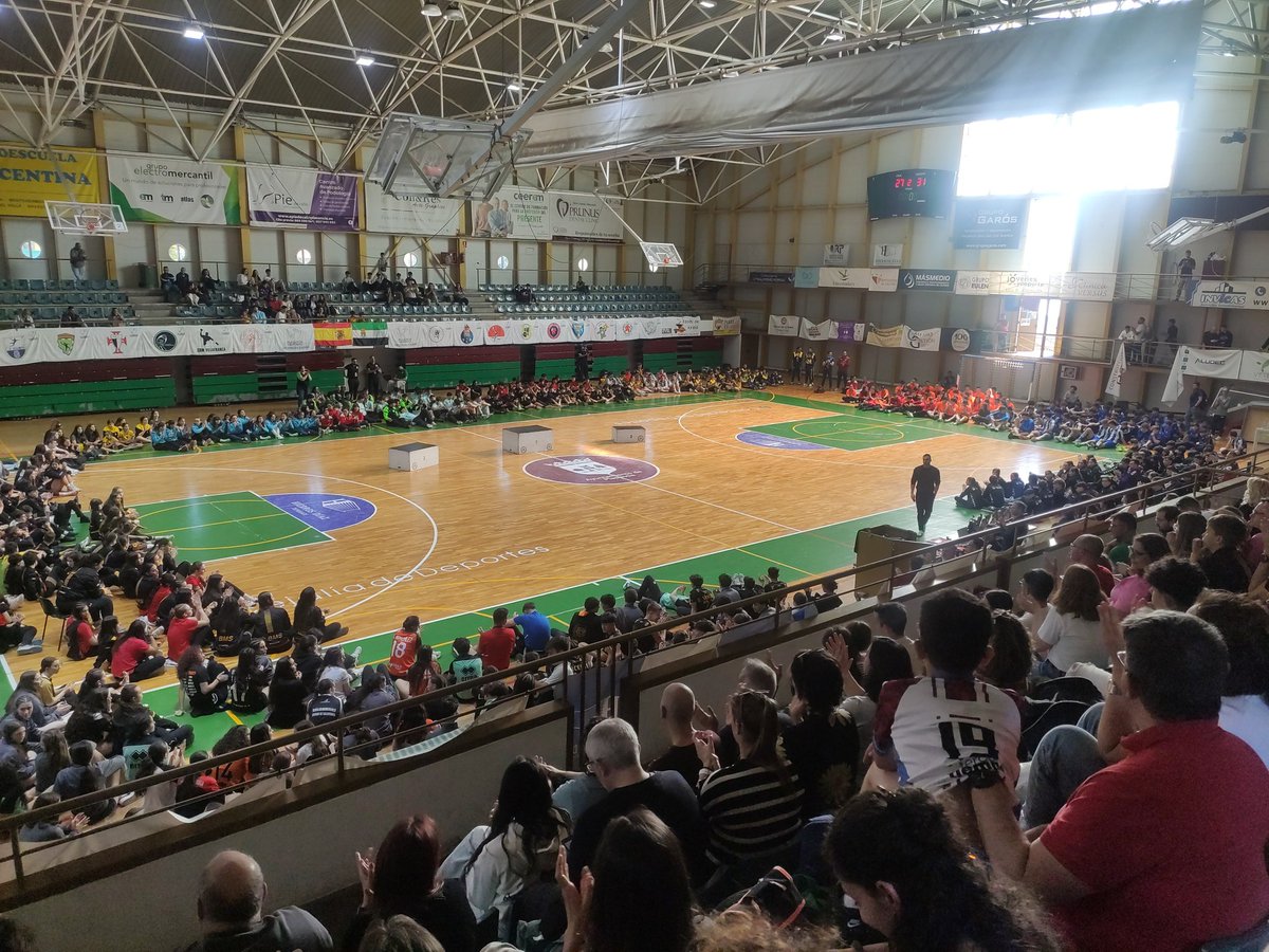 ribap's tweet photo. El deporte de base es algo más que futbol #balonmano #plasencia https://t.co/jGd76DLuXQ