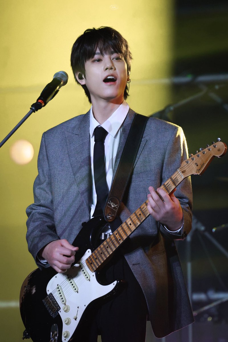 251230 CDF
기타 치는 멋진 오빠…

#AprilFoolsDay #만우절
#엔플라잉 #NFlying #차훈 #ChaHun