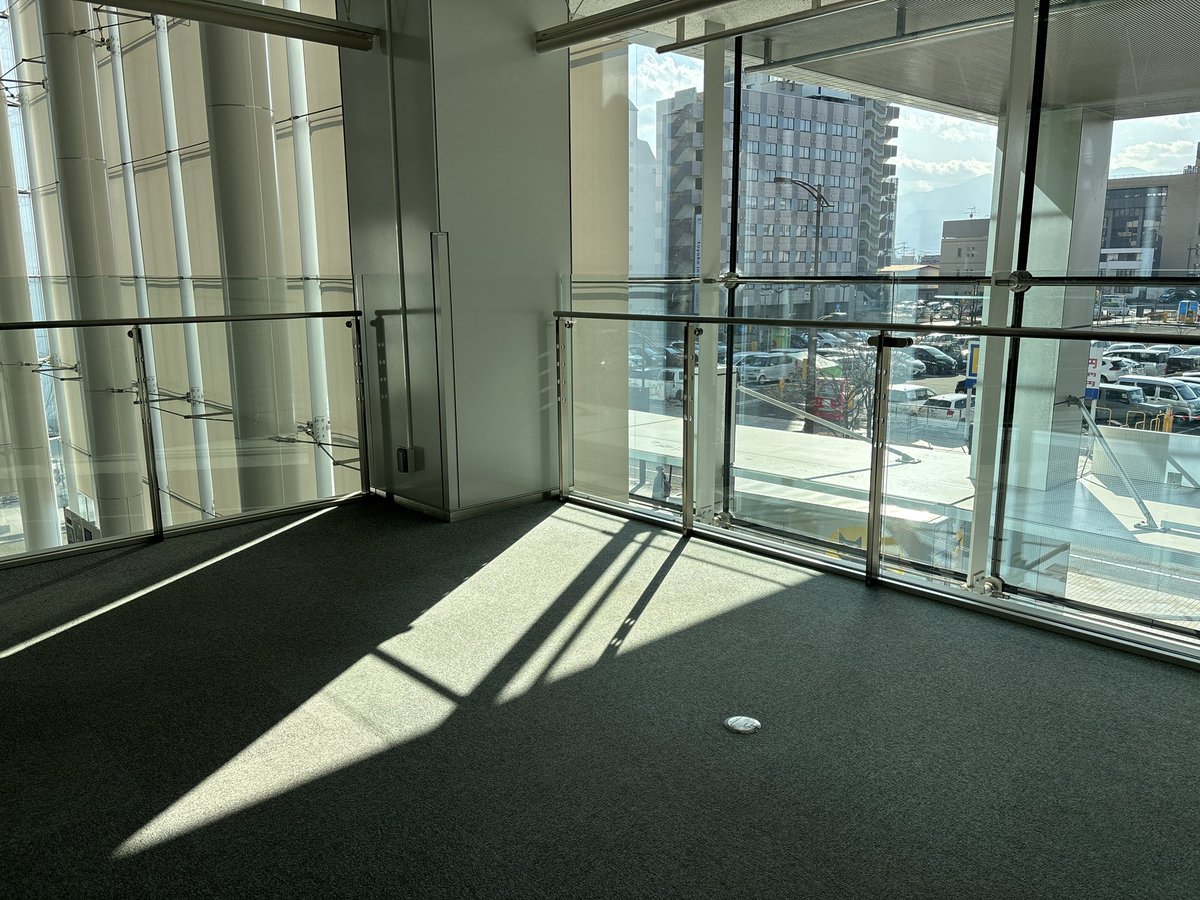 singetsu1602's tweet photo. リミナルスペースがそう名前が付く前から密かに好きでして休職中に探訪してたりしてました。こういう場所が大好きです。あとリミスペを題材にしたクトゥルフ神話TRPGシナリオを作りましたので遊びたい方はご連絡いただければ大喜びで回します(半テキセ民です) https://t.co/7L7uLS1afa