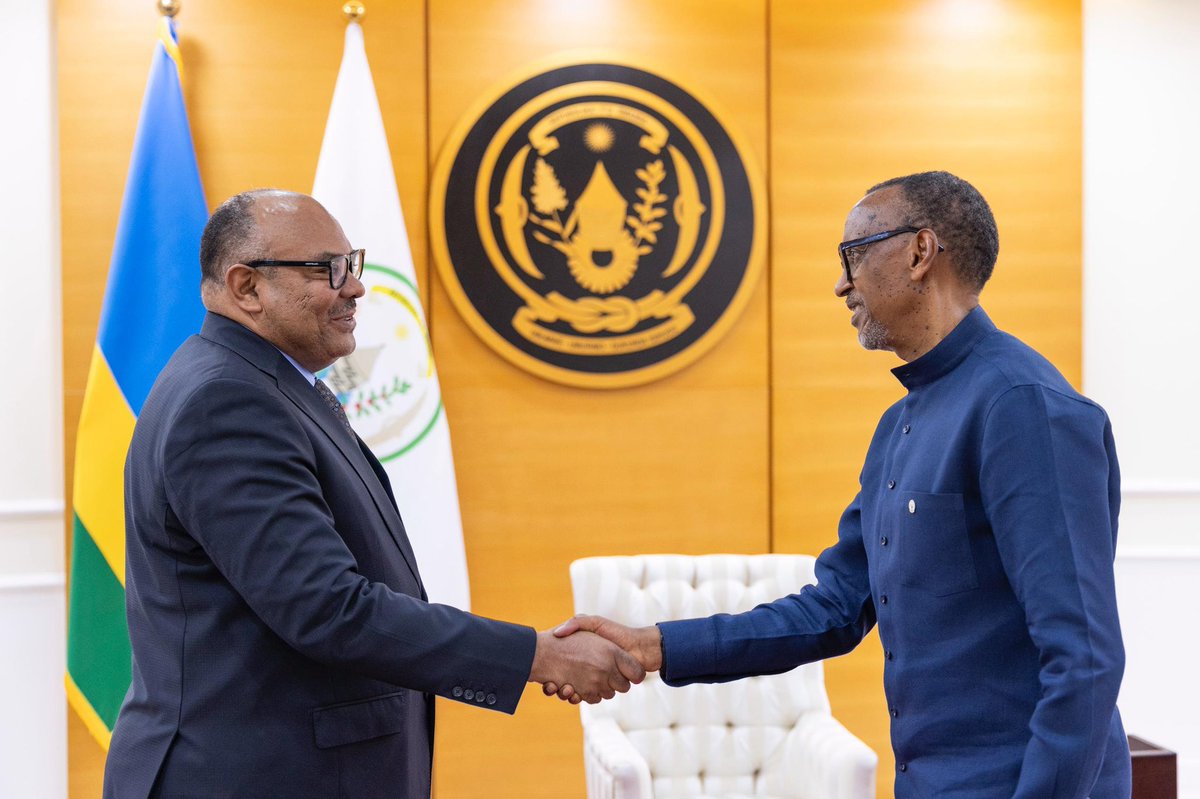 IGIHE's tweet photo. Perezida Kagame yakiriye mu biro bye Village Urugwiro, Minisitiri w’Ububanyi n’Amahanga n’Ubufatanye bwa Afurika y’Iburasirazuba wa Tanzania, Mahamoud Thabit Kombo, baganira ku gushimangira umubano uhamye usanzwe hagati y’u Rwanda na Tanzania. https://t.co/NllwYAowfU
