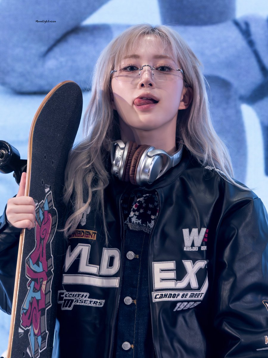 𝙁𝙚𝙖𝙩𝙝𝙚𝙧.𝙑 tweet media