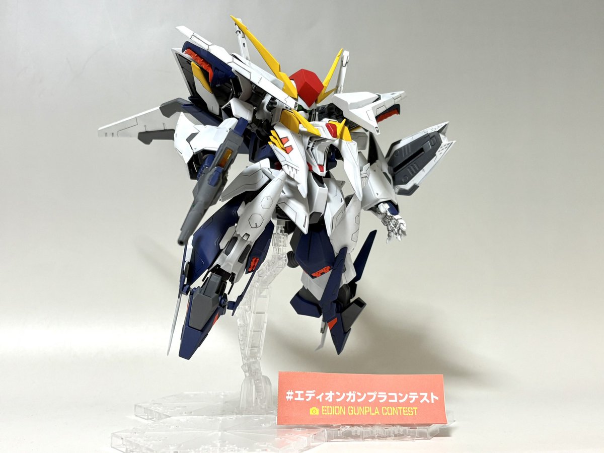 製作者 : 綾香
作品名 : SDCS クスィーG
・説明 
SDクロスシルエットフレーム（＋シルエットブースター沢山）を芯に、HGクスィーのパーツをミキシングして製作しました。
頭は、BB戦士のクスィーを芯に劇場版仕様に改造しました。

 #エディオンガンプラコンテスト