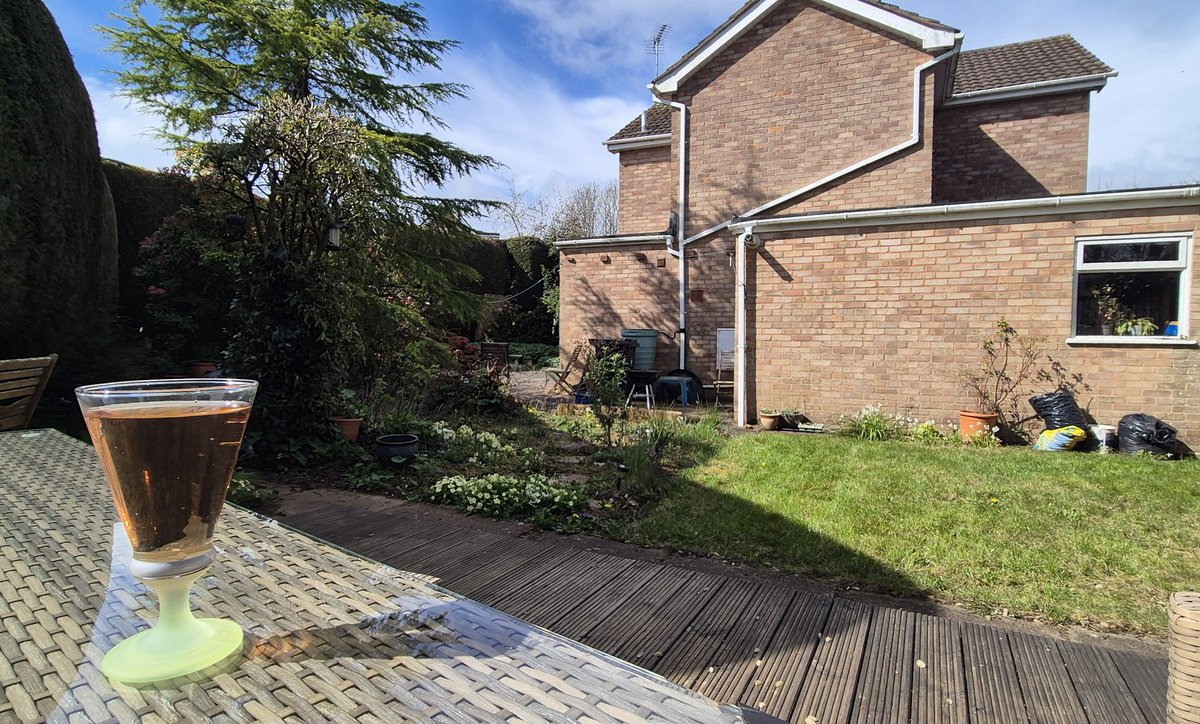 Ozymandiasdust's tweet image. Lunchtime...🥂 #Devon