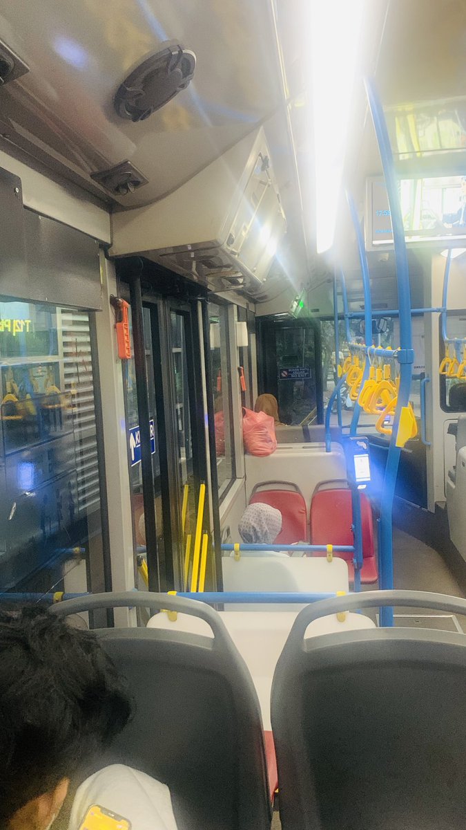 moooice's tweet photo. @PT_Transjakarta TJ811 31 Maret 2026 Pukul 17.25-18.00 tidak jalan dari terminal poris supirnya malah ngerokok2 di luar, tolong di berikan SP, tolol supirnya https://t.co/0cKPHPCtdX