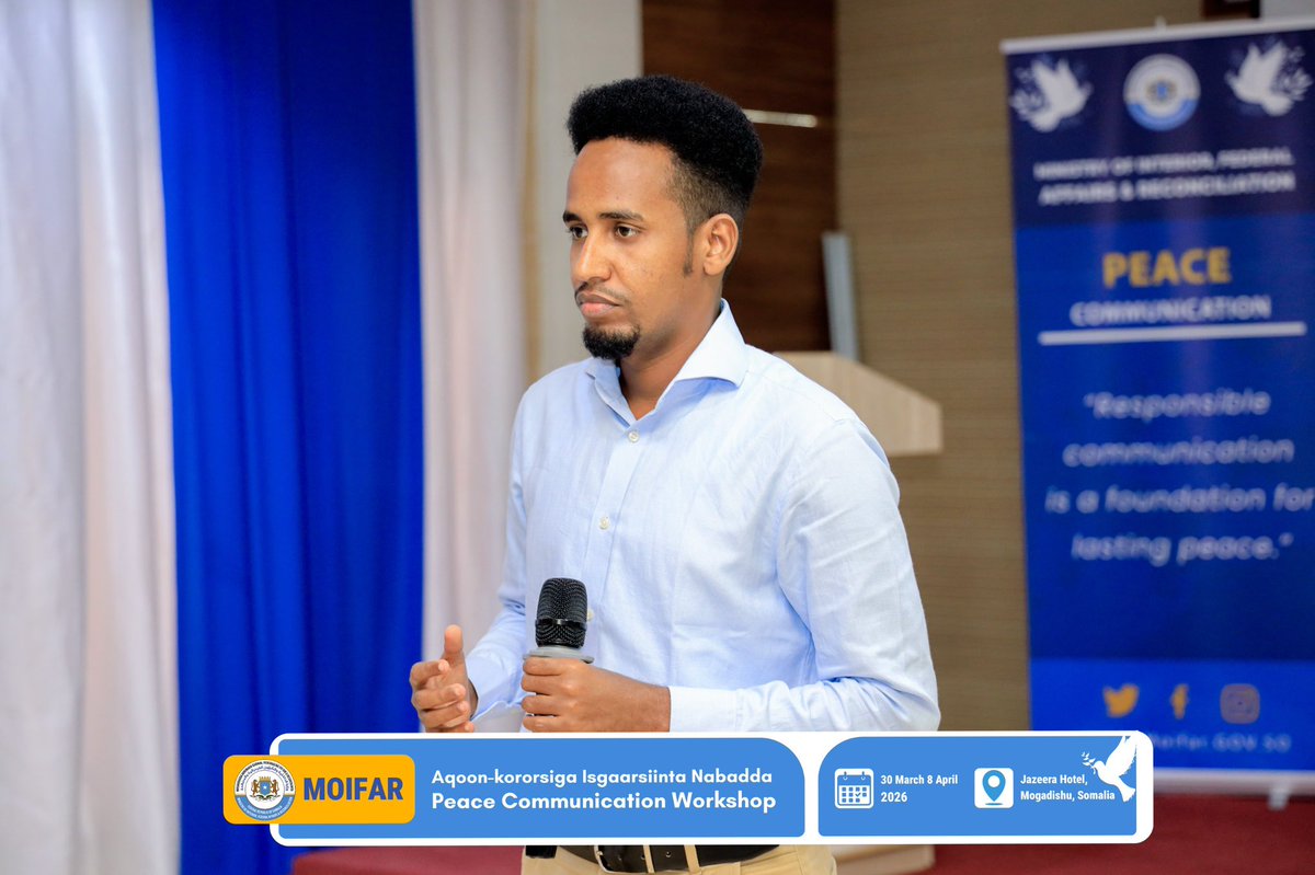 MoIFARSomalia's tweet photo. Technical Advisor at the Ministry of Interior, Federal Affairs and Reconciliation Mahmoud Adan Mumin, delivered a presentation to participants of the Peace Communication Workshop on strengthening peace through digital media. https://t.co/kMPBOwVNcp