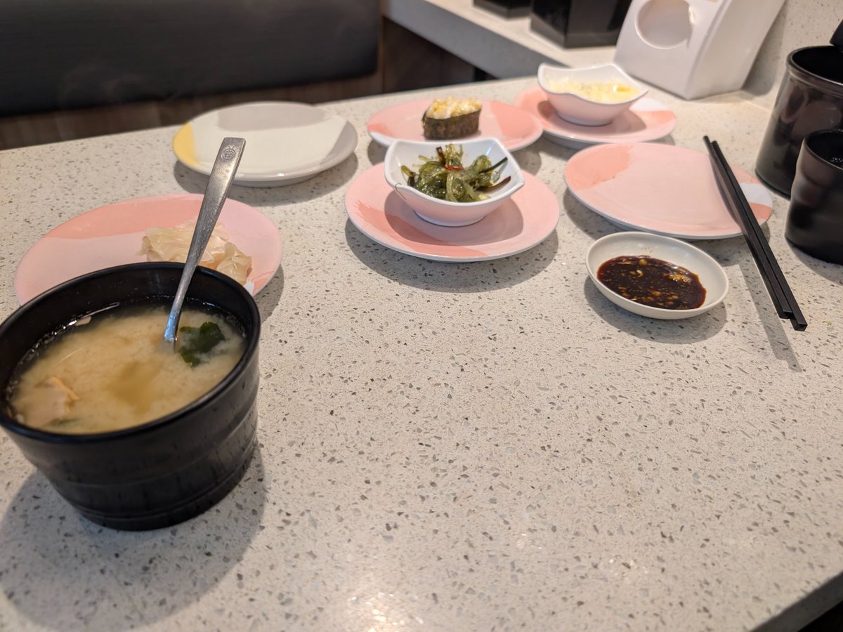 jackinthepoolma's tweet photo. 兒鵝鵝子最愛晚餐之一 有誰不愛壽司 https://t.co/pWudeC9QNs