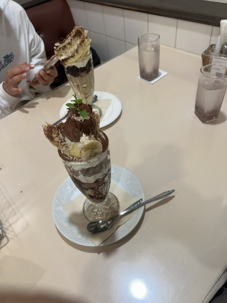 嫁さんが明後日誕生日なので、夜デザートでパフェ食べに^_^