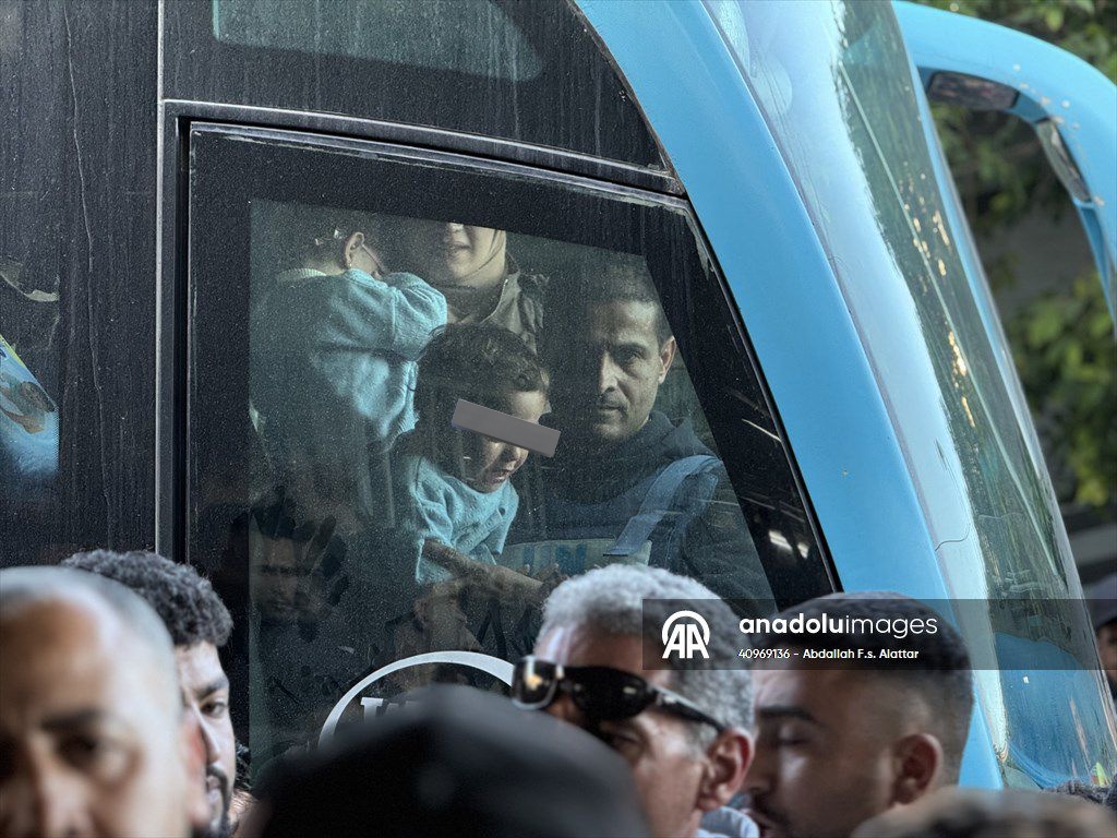 قصة الطفل الخداج الذي عاد لغزة وكان في انتظاره أبَوان!

حين جرى إجلاء الأطفال الخُدَّج من غزة إلى مصر، كانوا بعمر أيام، وبحالة خطيرة (مواليد حمل 7 و8 أشهر)، وبحمد الله عادوا بالأمس إلى قطاع غزة، بعمر سنتين ونصف السنة.

عند وصول الأطفال حضر الأهالي لمكان التسليم، وبعد استلام