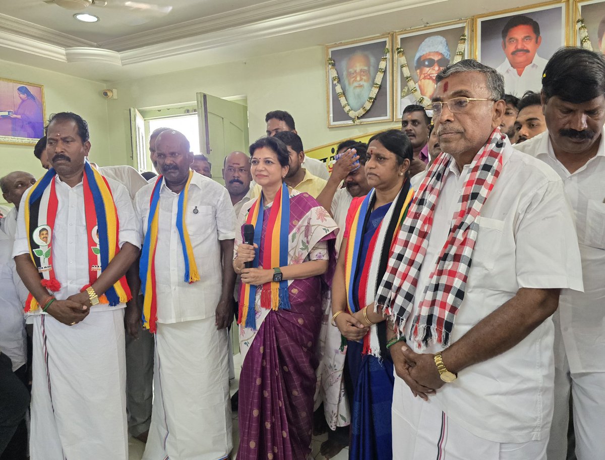 Sowmiyanbumani's tweet photo. தருமபுரி மாவட்ட அதிமுக தலைமை அலுவலகத்தில் நடைபெற்ற வேட்பாளர் அறிமுகம் கூட்டத்தில் பங்கேற்ற போது.!

#election2026 | #PMK | #NDA | #ADMK | #BJP | #AMMK | #Dharmapuri https://t.co/ELj4tCYLlU