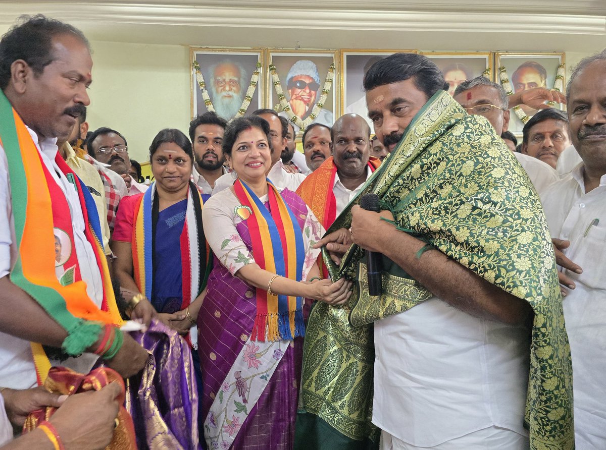 Sowmiyanbumani's tweet photo. தருமபுரி மாவட்ட அதிமுக தலைமை அலுவலகத்தில் நடைபெற்ற வேட்பாளர் அறிமுகம் கூட்டத்தில் பங்கேற்ற போது.!

#election2026 | #PMK | #NDA | #ADMK | #BJP | #AMMK | #Dharmapuri https://t.co/ELj4tCYLlU