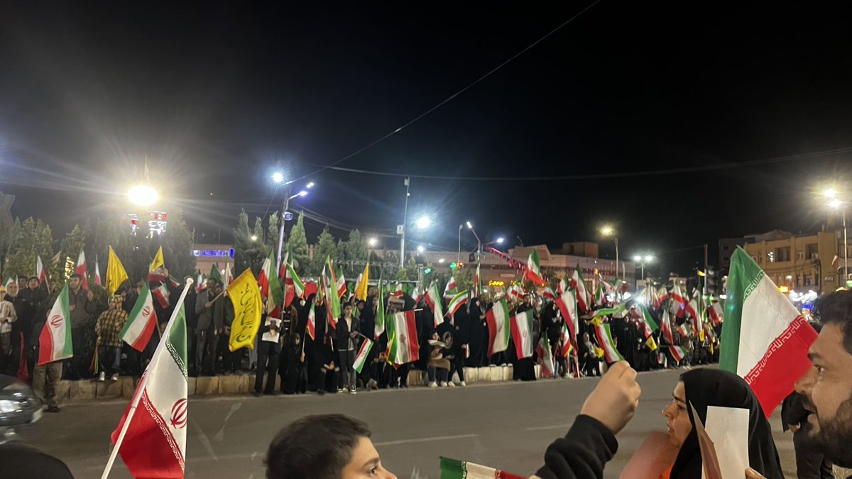 در کنار تمام سختی‌ها، این همدلی نقطه امید است.
#تا_پای_جان_برای_ایران
#حضور_مقدس
