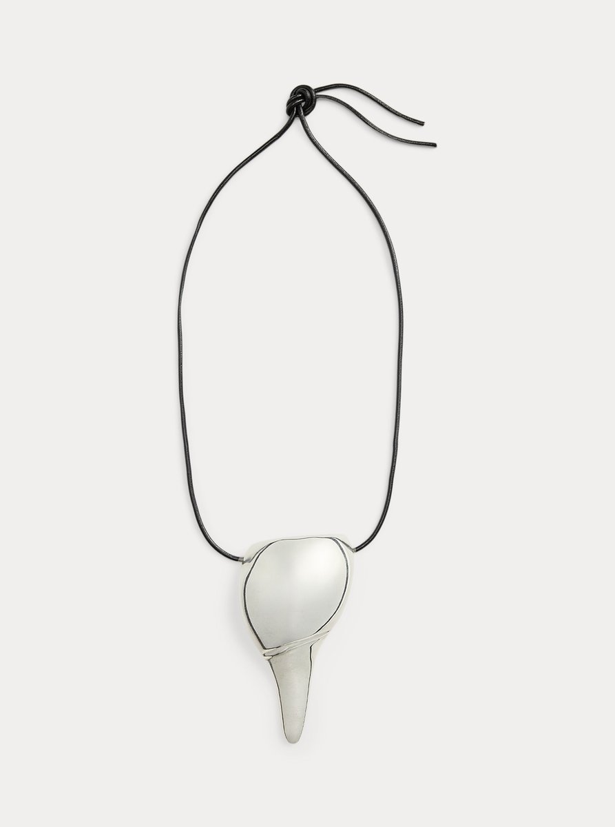 theguide_uk's tweet image. Find 90s inspired nostalgia with these pendants. We're loving this Ralph Lauren shell necklace #pendant #90sstyle bit.ly/483M8xu