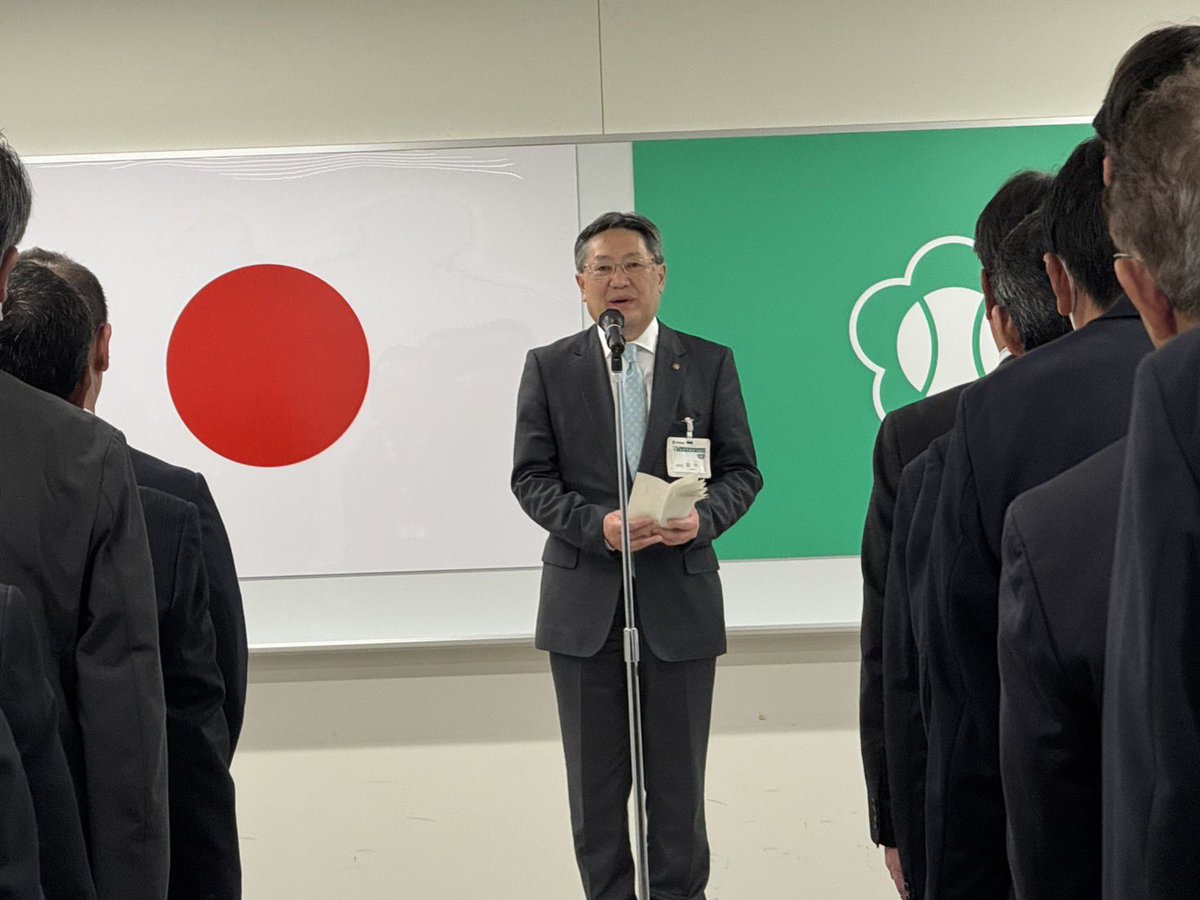 komorojin's tweet photo. 2026.3.31
田中尚公副市長が退任

本日、私の相棒である田中副市長が退任されました。
2016年の市長就任以来10年にわたり、市政の中枢として私とともに歩み、小諸市の発展を力強く支えてくださいました。
建設部長として現場を知り、総務部長として組織を束ね、そして副市長として6年間、市政の要としての責任を果たしてこられました。
とりわけコンパクトシティの集大成ともいえる「こもテラス」の整備にあたっては、市民の意見が分かれる中、10回にわたる整備構想説明会のすべてに立ち続け、一人ひとりの声と真摯に向き合ってこられました。
また、「小諸版ウエルネスシティ構想」においても、理念を具体の政策として実現する実行力で、まちの変化を着実に形にしてきました。
さらに、コロナ禍という未曽有の危機においては、市民の命と暮らしを守る最前線に立ち、迅速な判断と丁寧な対応を重ねてこられました。その積み重ねが、今日の小諸の安定と成長につながっています。
技師としてのキャリアから総務部長、そして副市長という重責を担っていただいたのは、その誠実さと公平公正な判断、そして人への深い敬意に対する信頼からでした。組織を動かすのは制度ではなく「人」であり、田中副市長はまさにその存在でした。
ともに悩み、決断し、責任を背負ってきた戦友であり同志として、心からの感謝を申し上げます。その志を受け継ぎ、これからのまちづくりに生かしてまいります。
本当にありがとうございました。