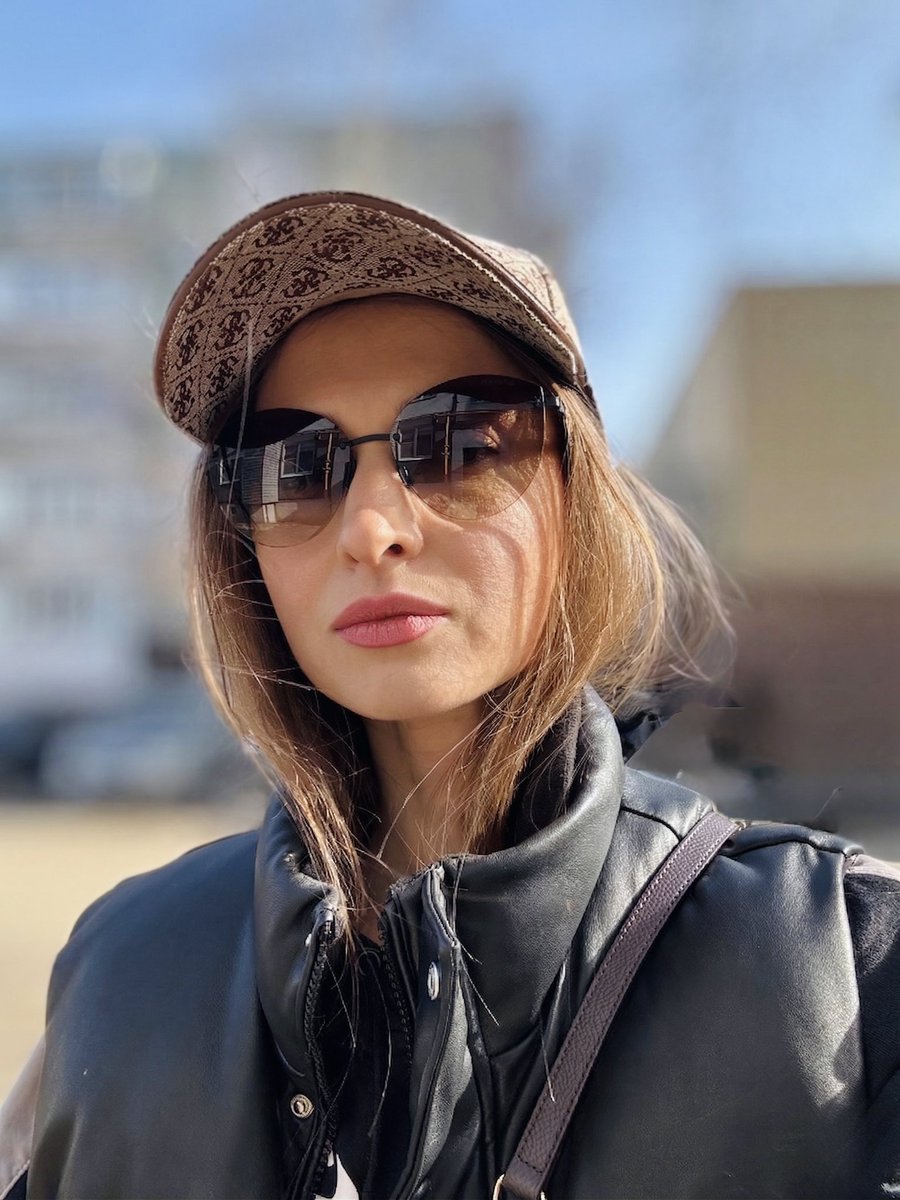 Галя шьет tweet media