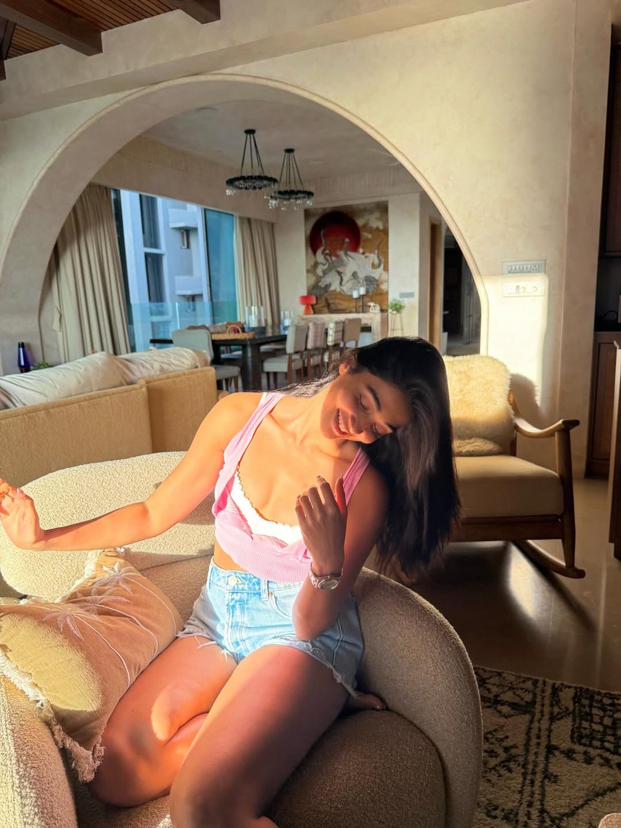 priya700199's tweet photo. #poojahegde That Thighs 🫣😛💣 https://t.co/D61i2kLthq