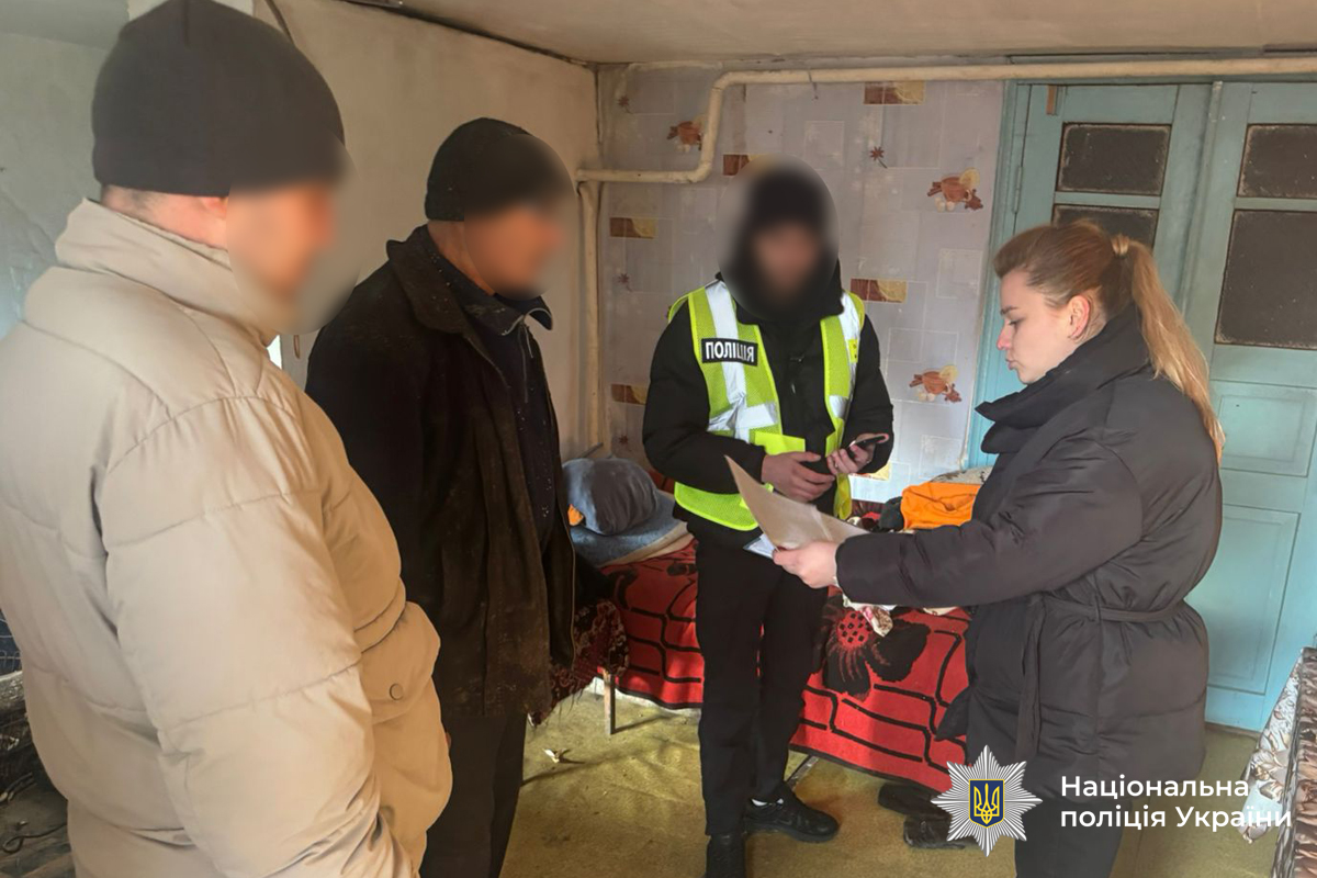 Поліцейські повідомили про підозру ще двом працівникам будинку-інтернату у трудовій експлуатації підопічних

Подробиці: vn.npu.gov.ua/news/politseis…