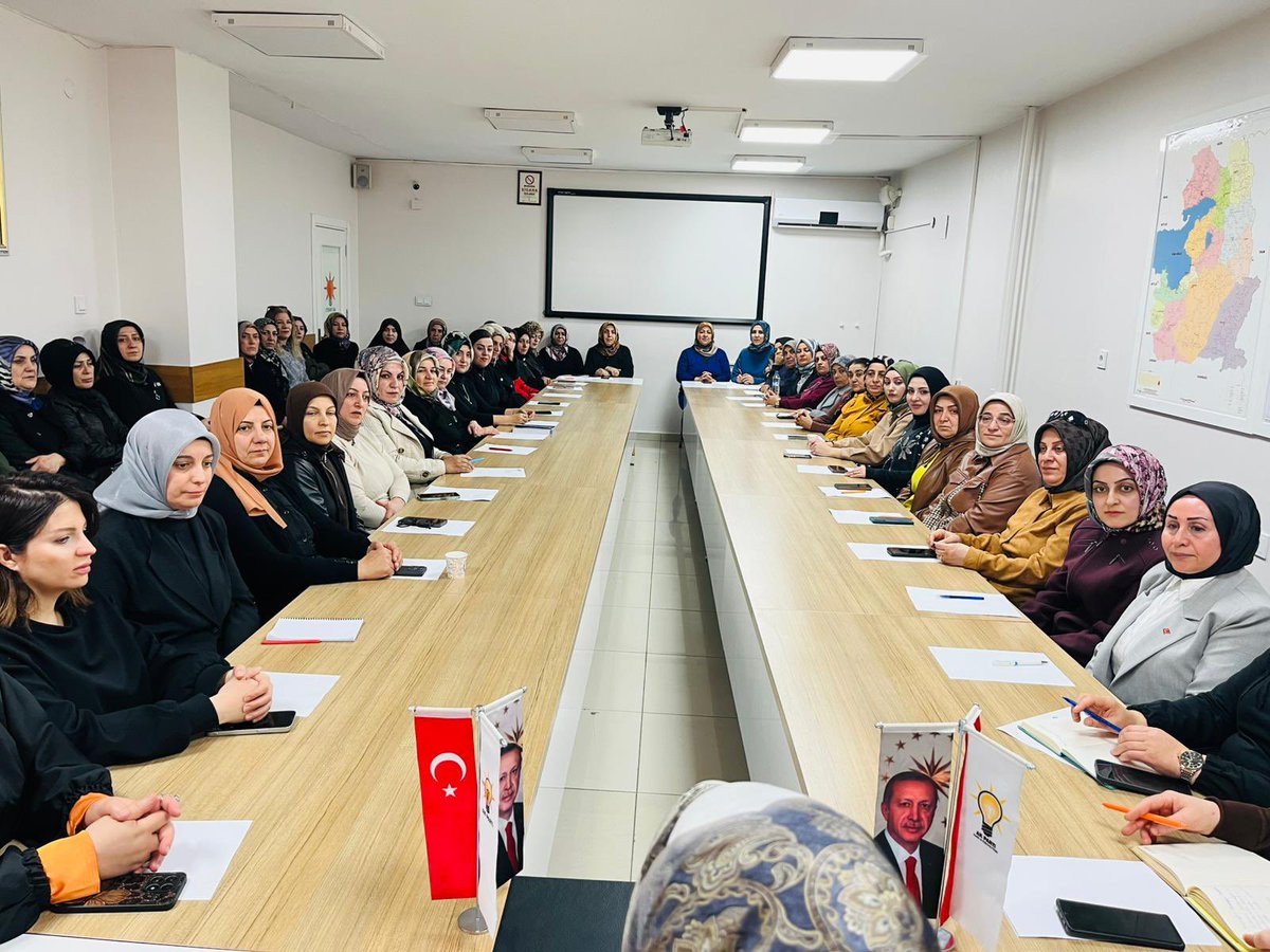 Kadın Kolları Başkanımız Sayın <a href="/zerrin_alpaslan/">Zerrin Alpaslan</a>’ın başkanlığında gerçekleştirdiğimiz haftalık olağan yönetim kurulu toplantımızda;Ramazan ayı boyunca özveriyle çalışan tüm kadınlarımıza emekleri ve gayretleri için teşekkür ettiler 

#KadınlarlaBüyükTürkiyeYolunda

<a href="/tugbaisikercan/">Tuğba IŞIK ERCAN</a>