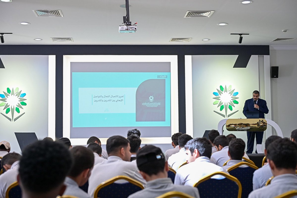 الكلية التقنية بالحائط tweet media