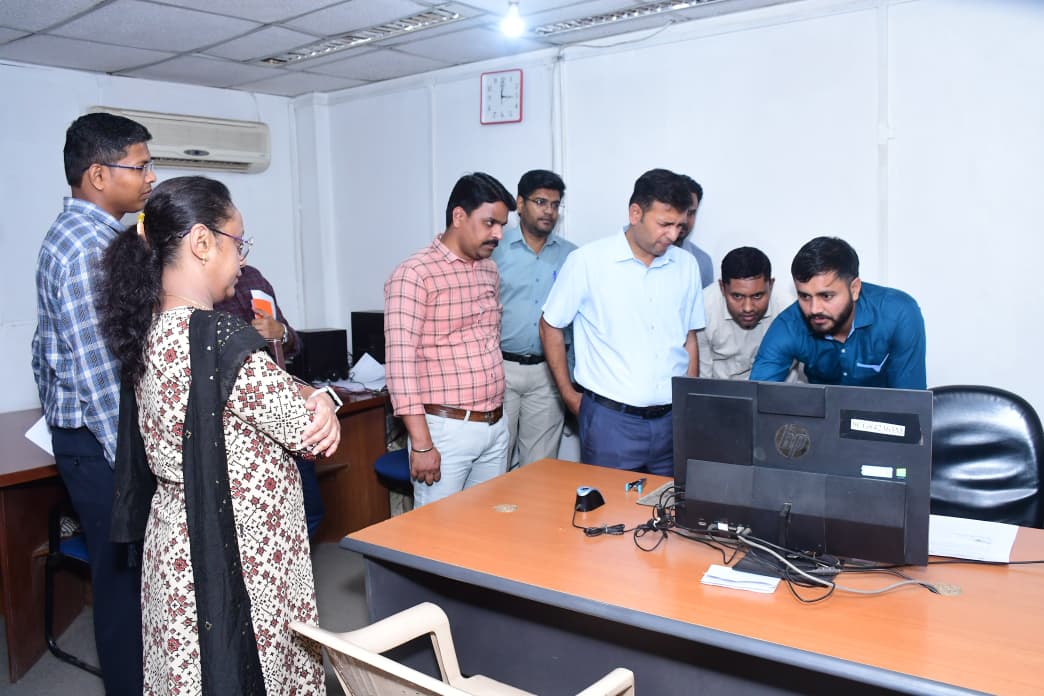 collectorharda's tweet image. ➡️ संभागायुक्त श्री कृष्ण गोपाल तिवारी ने मंगलवार को कलेक्ट्रेट कार्यालय का निरीक्षण कर ई-ऑफिस प्रणाली के संचालन, स्थापना शाखा, एसी शाखा, एनआईसी तथा अधीक्षक कार्यालय की व्यवस्थाओं का जायजा लिया। 

Read more: facebook.com/share/p/17HM9X…

@comnarmadapuram
#Inspection #Harda #हरदा