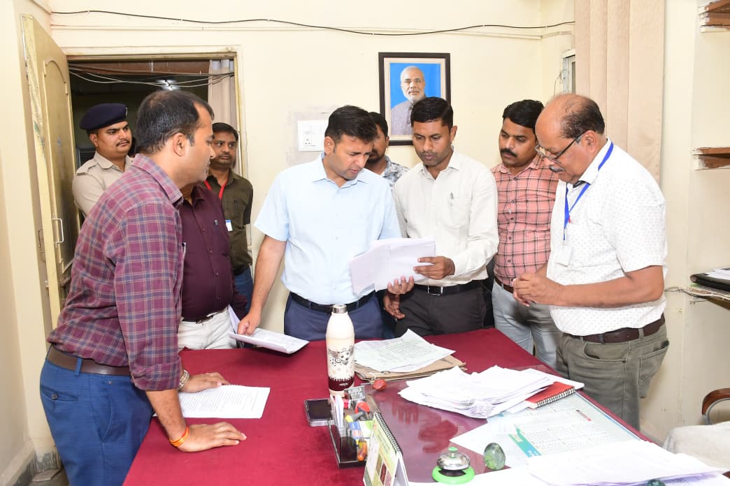 collectorharda's tweet image. ➡️ संभागायुक्त श्री कृष्ण गोपाल तिवारी ने मंगलवार को कलेक्ट्रेट कार्यालय का निरीक्षण कर ई-ऑफिस प्रणाली के संचालन, स्थापना शाखा, एसी शाखा, एनआईसी तथा अधीक्षक कार्यालय की व्यवस्थाओं का जायजा लिया। 

Read more: facebook.com/share/p/17HM9X…

@comnarmadapuram
#Inspection #Harda #हरदा