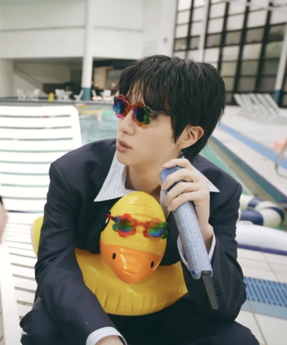 BTS 'SWIM' Live Clip (Swimming Pool ver.)で ジンくんがかけてた