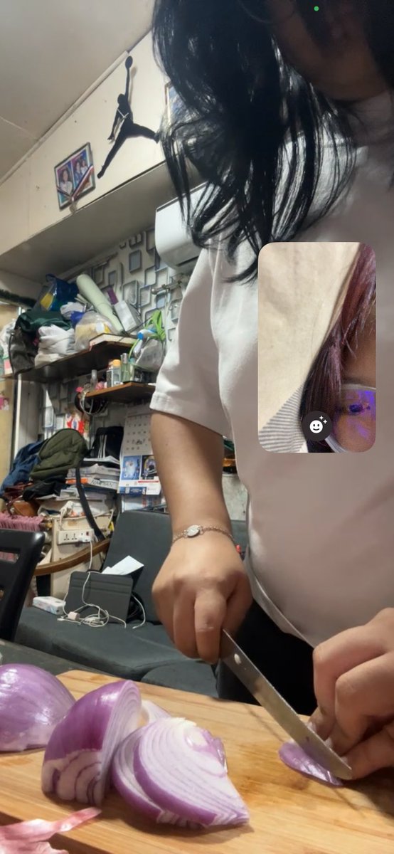 sofabuny's tweet photo. she called me to make me watch her cut an onion https://t.co/1fHD5mv6hO