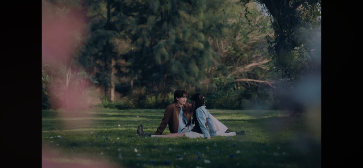 paprikyu's tweet image. phuwin’s soothing voice and the aesthetics in the mv. i love everything about. so beautiful 🤍

PHUWIN AMINUTE MV
#AminutePHUWINmv
#Aminute 
#phuwintang