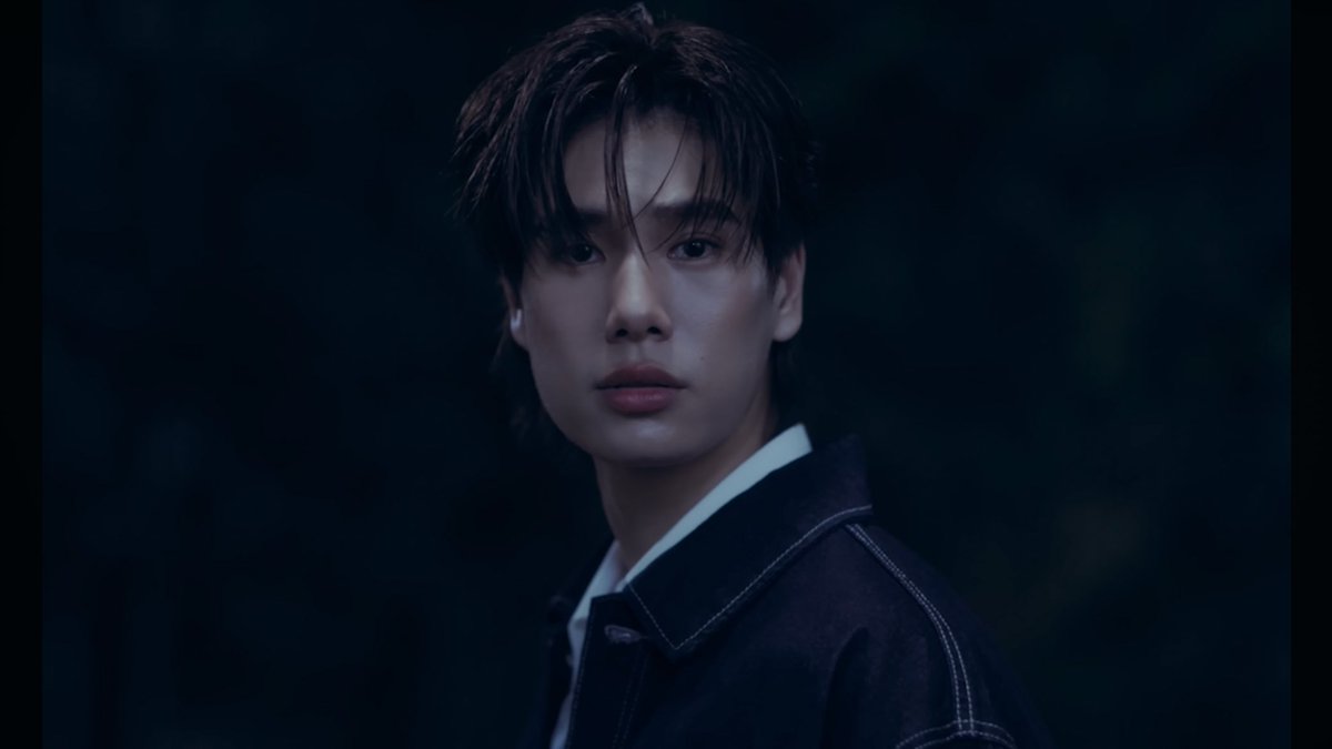 paprikyu's tweet image. phuwin’s soothing voice and the aesthetics in the mv. i love everything about. so beautiful 🤍

PHUWIN AMINUTE MV
#AminutePHUWINmv
#Aminute 
#phuwintang