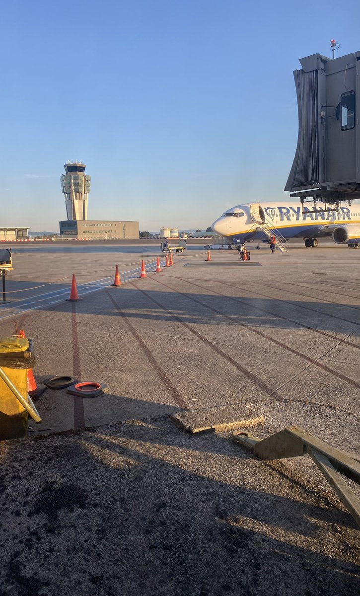 Sofijuliett's tweet photo. En la aviación existen dos estaciones verano e invierno. El pasado 27 de marzo entramos en la temporada de verano por lo tanto estamos en verano y no admito discusión. Fin.
#LoveAviation #EstamosEnVerano @infoSCQ @controladores https://t.co/eF8aJaSaYD