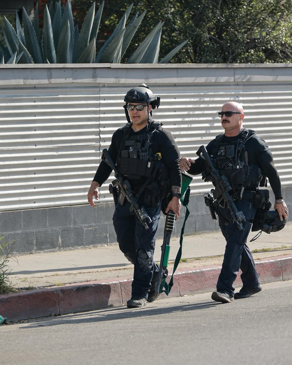 jmscaronte's tweet image. Los Angeles Swat 
Photo Cred - BreakingNewsCN 
#police #swat #losangeles