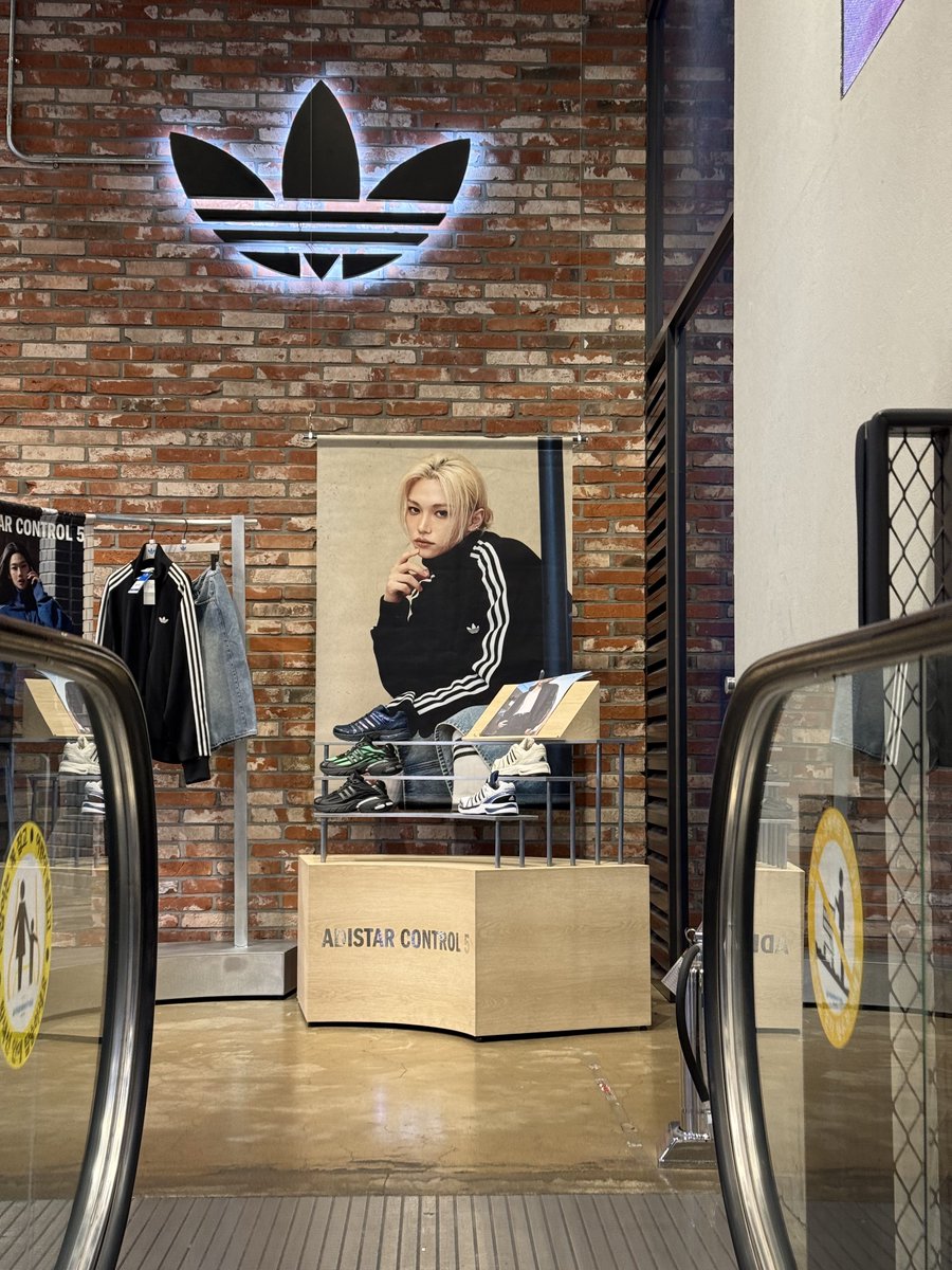 offlinekr_'s tweet photo. yongbokie pls love me extra #supportivegirlfriend https://t.co/A7nEgz9Hbn