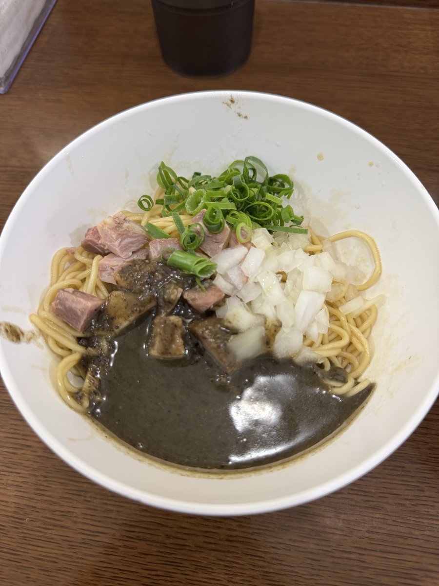 menwith09's tweet photo. 中華そば魚魚
濃厚煮干＋ニボペーニョ和え玉

美味え！定期的に食べたくなる濃厚煮干
ココでなきゃ得られない煮干パワーがある！ニボペーニョ和え玉はピリ辛でまた食べたくなるようなヒキがあり、コレが300円なんて驚きのクオリティ！
やっぱり魚魚は最高だね！

#中華そば魚魚
#魚魚
#ギョギョ https://t.co/yxTu57Gy6l