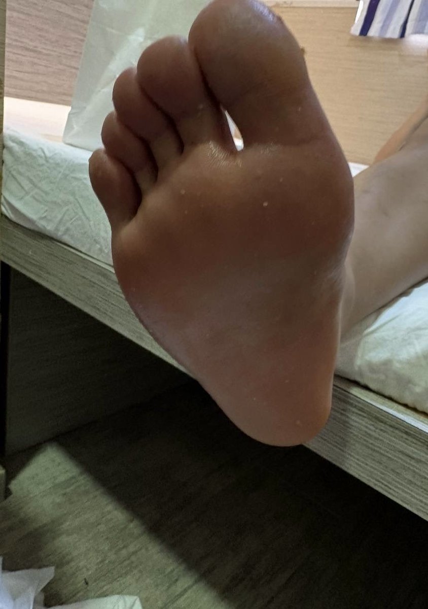 HKAsianFeet1's tweet photo. 免費品嚐 Taste for free!!!

#脚底 #脚交 #足交 #舔足 #直男 #feet #femboyfeet #soles #toes #boyfeet #gayfeet #footfetısh #footworship #cutefeet #dirtyfeet #malesoles #softsole #tk #tickle #ticklee https://t.co/M694aY0iqI